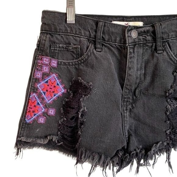 Hollister Embroidered Distressed Black Shorts Size 3 - Picture 3 of 7
